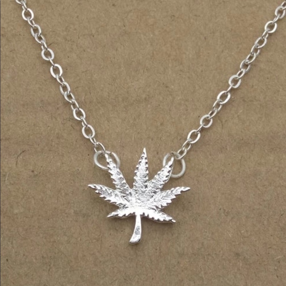18” silver necklace with weed leaf Pendant NWT